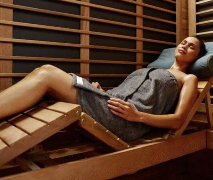 Frau entspannt in einer Sauna