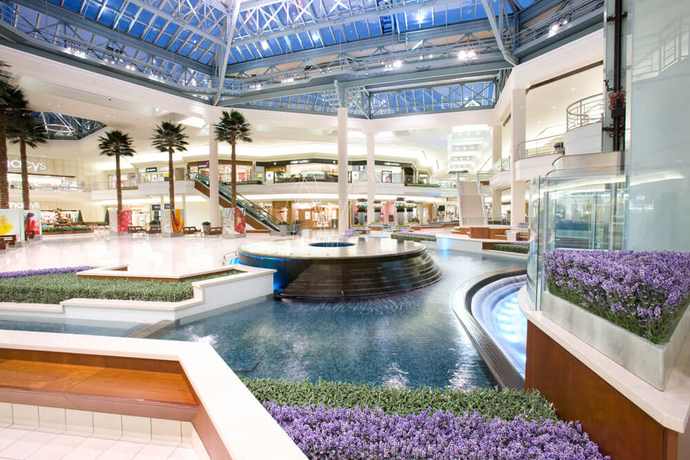 Interior del centro comercial The Gardens