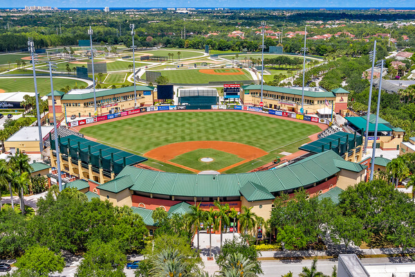 Vista aérea do Roger Dean Stadium e arredores em Jupiter, FL