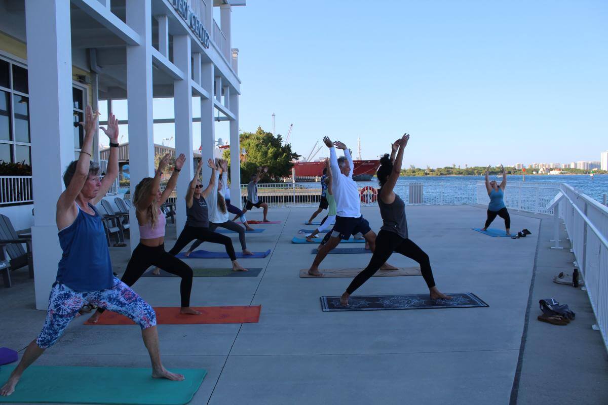 Cours de yoga au lagon des lamantins