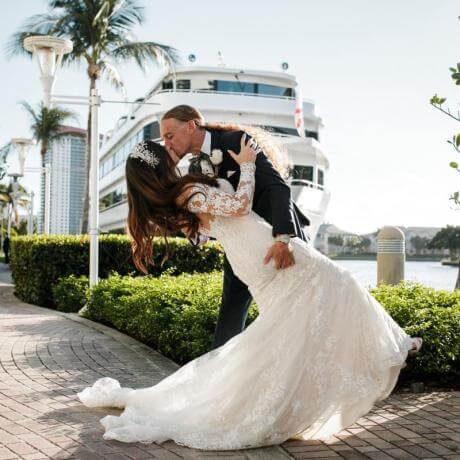 couple marié sur fond de yacht