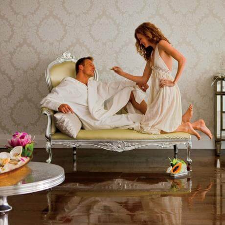Casal romântico com ostras em uma villa de hotel