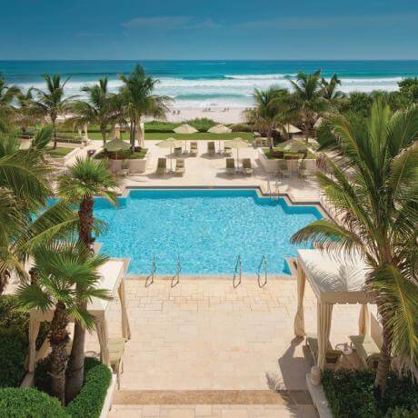 Piscine du Four Seasons Resort Palm Beach en bord de mer 