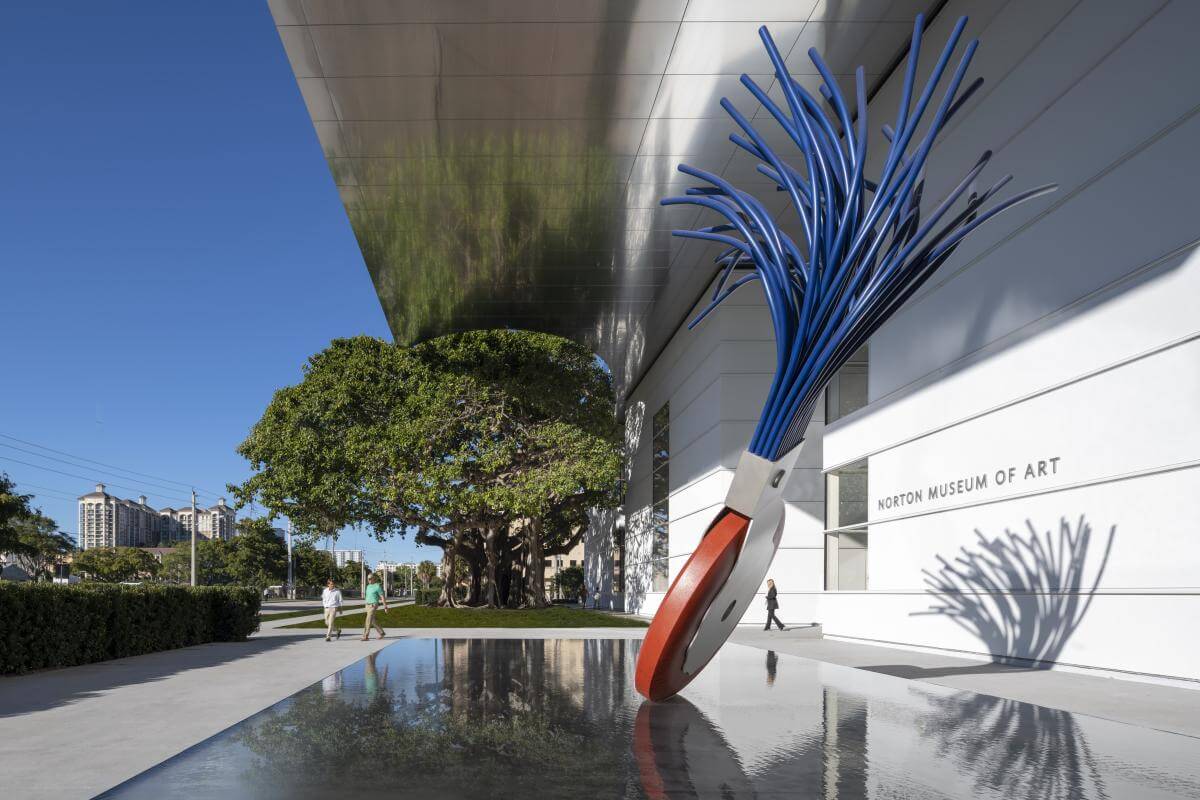 Eingang zum Norton Museum of Art in West Palm Beach, Florida