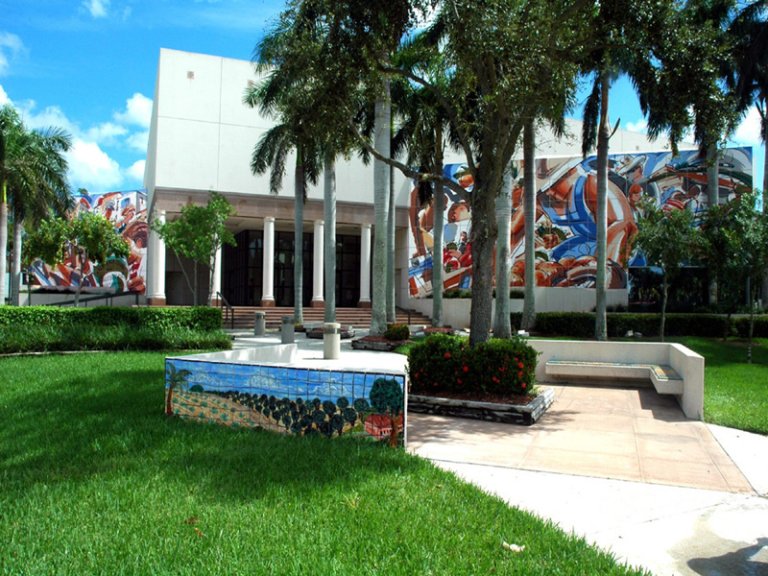 8 lugares donde encontrar arte al aire libre en Palm Beaches
