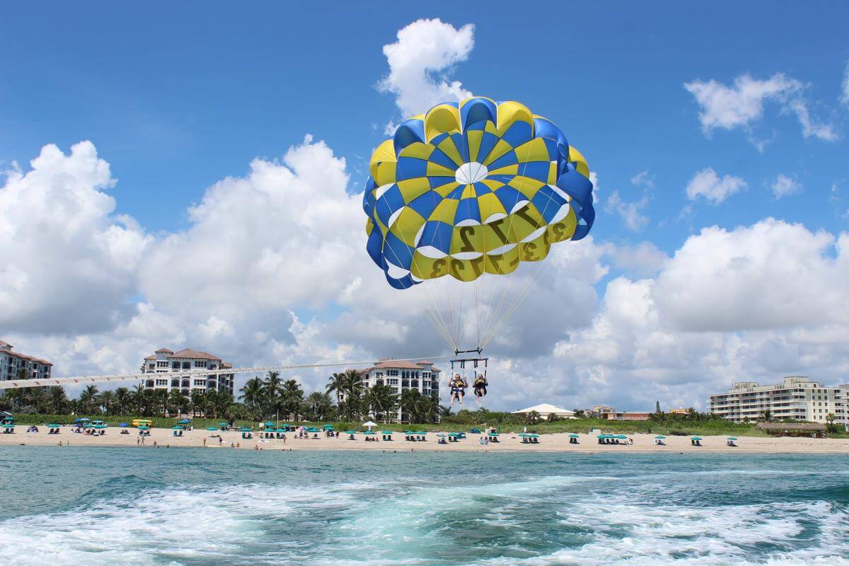Pareja parasailing en Riviera Beach
