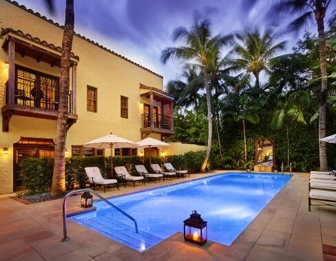 Der Pool des Brazilian Court Hotel
