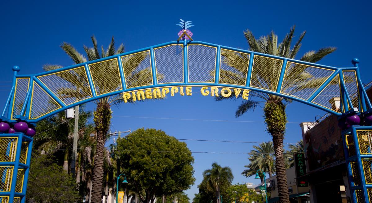 Arco de Pineapple Grove em Delray Beach