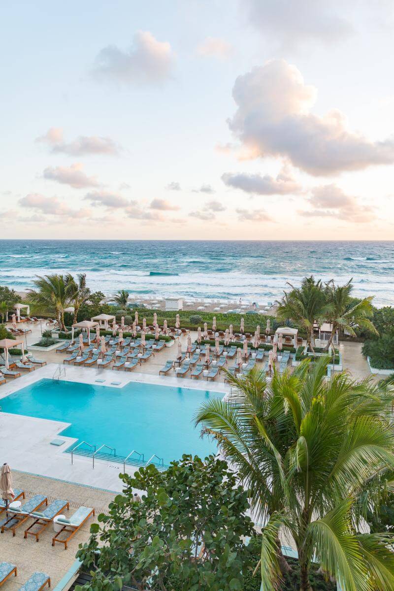 Vista aérea de una piscina y el océano en el Four Seasons Palm Beach.