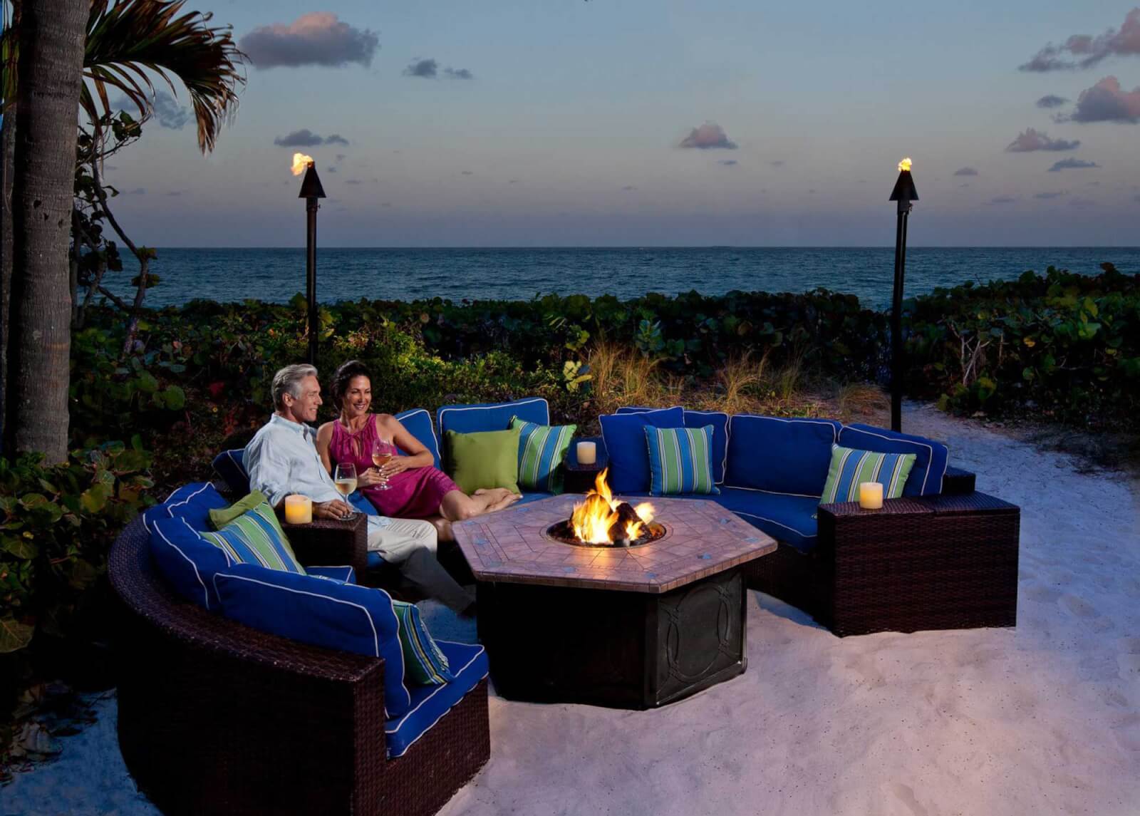 Ein Paar genießt die Feuerstelle des Jupiter Beach Resort & Spa