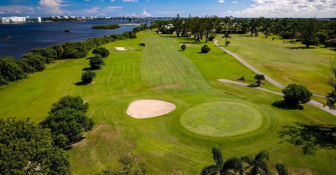 Vista aérea de un campo de golf junto al agua