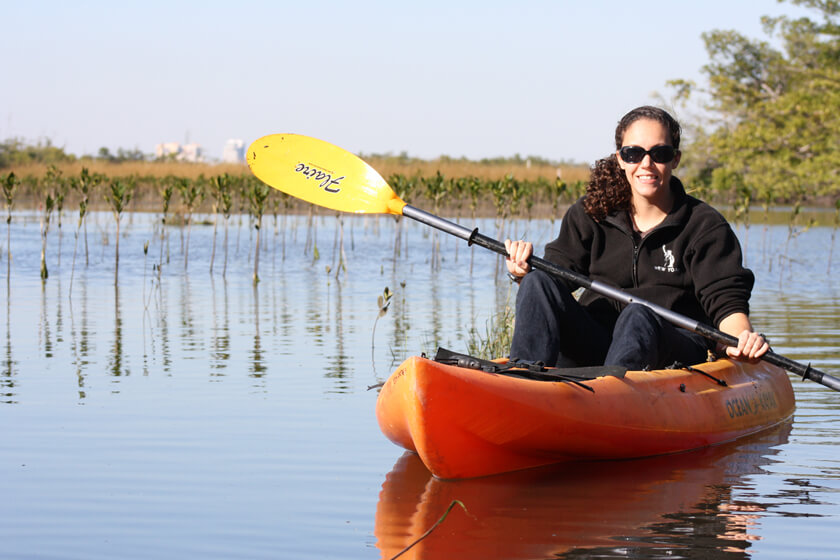 Femme en kayak sur l'eau