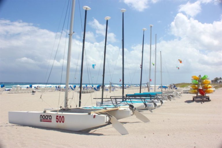 Wassersportarten, die sich in den Palm Beaches lohnen (und wo man sie ausüben kann)