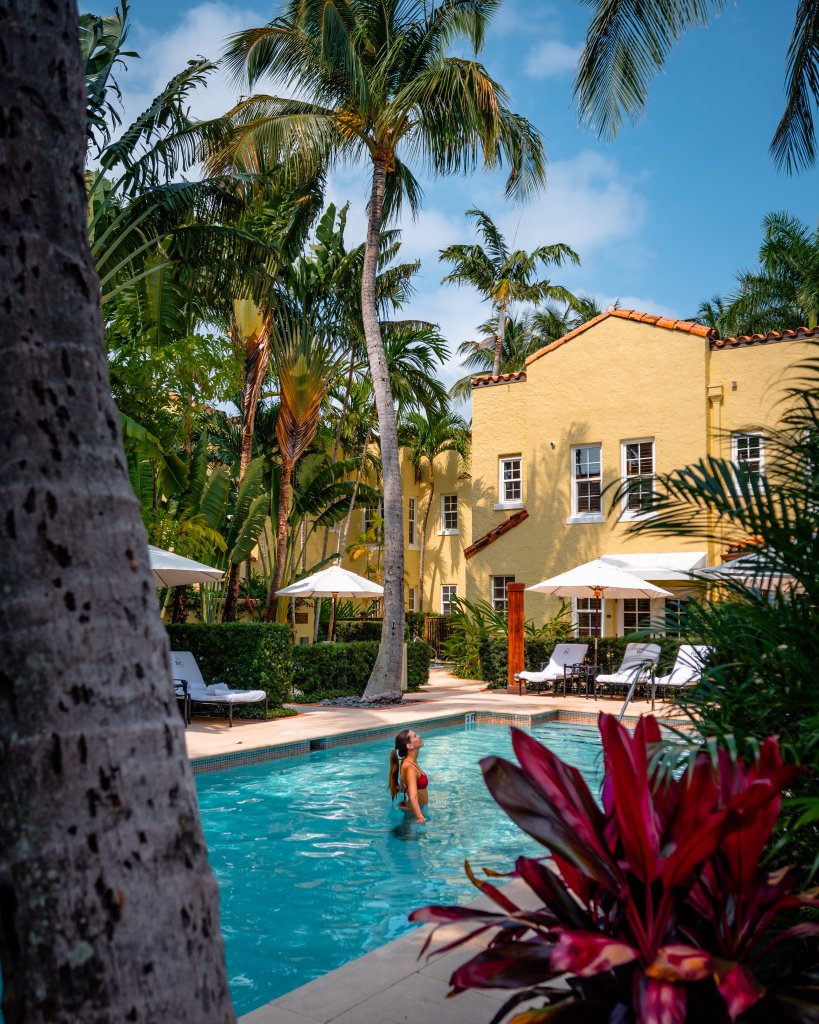 A piscina da quadra brasileira em Palm Beach