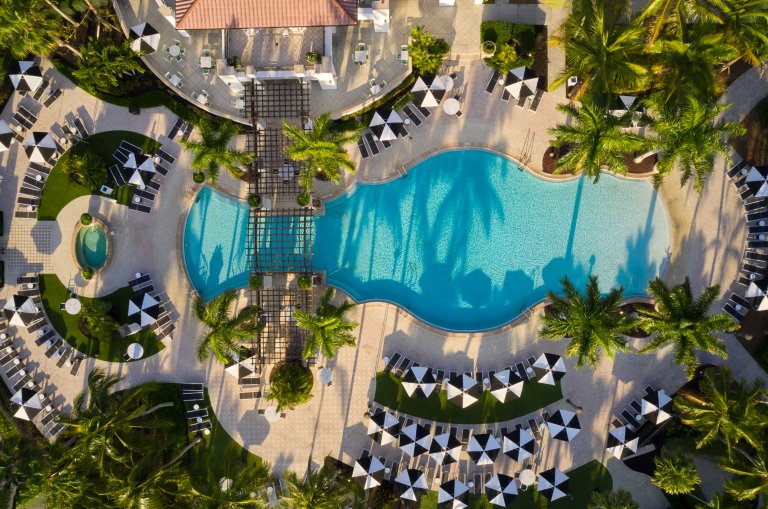 Encuentre su felicidad en las 10 mejores piscinas de complejos turísticos de Palm Beaches