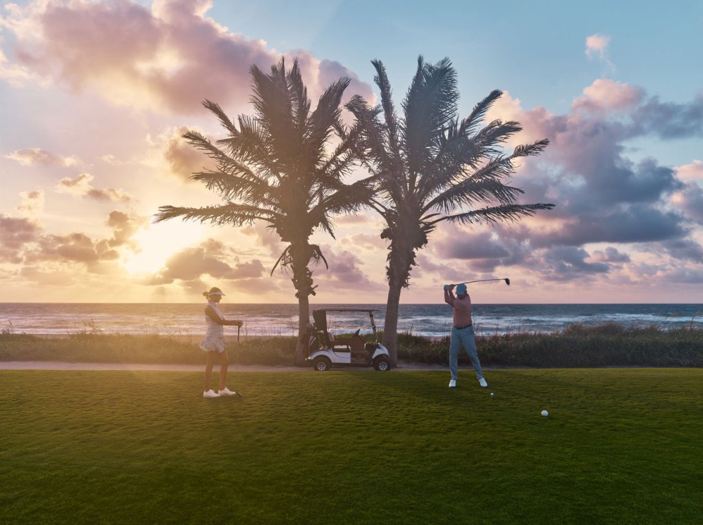Zwei Personen spielen Golf in Palm Beach Par 3