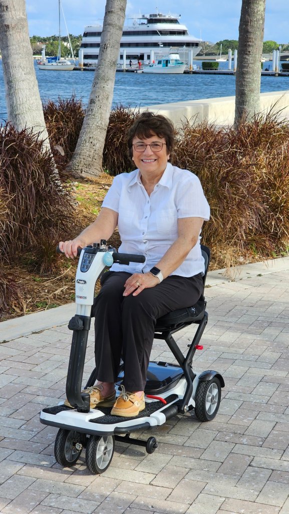 Rosemarie em sua scooter na orla de West Palm Beach